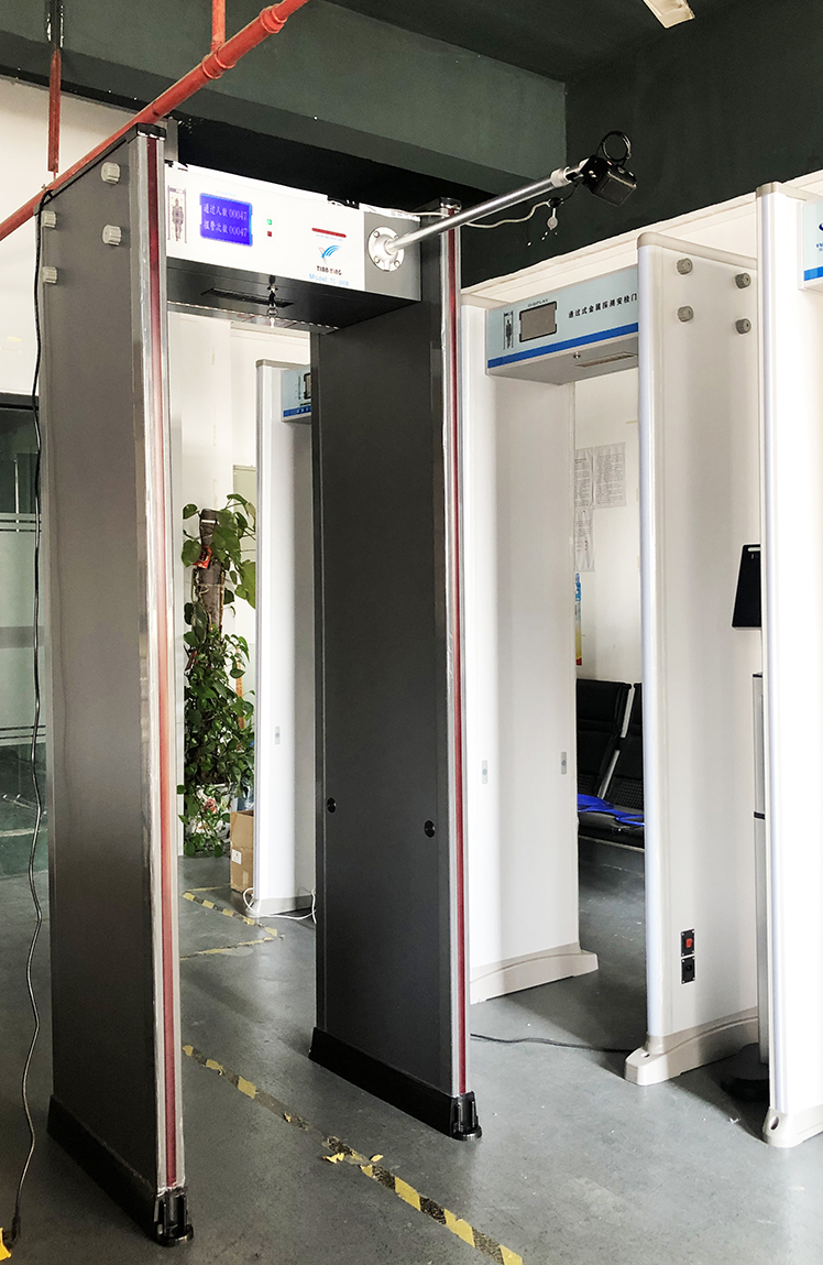 TC300B液晶防雨拍照安檢門(mén)實(shí)物圖-2ssss.jpg